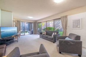 Bay Parklands, 56 2 Gowrie Ave - ground floor, air conditioned, wifi & Foxtel
